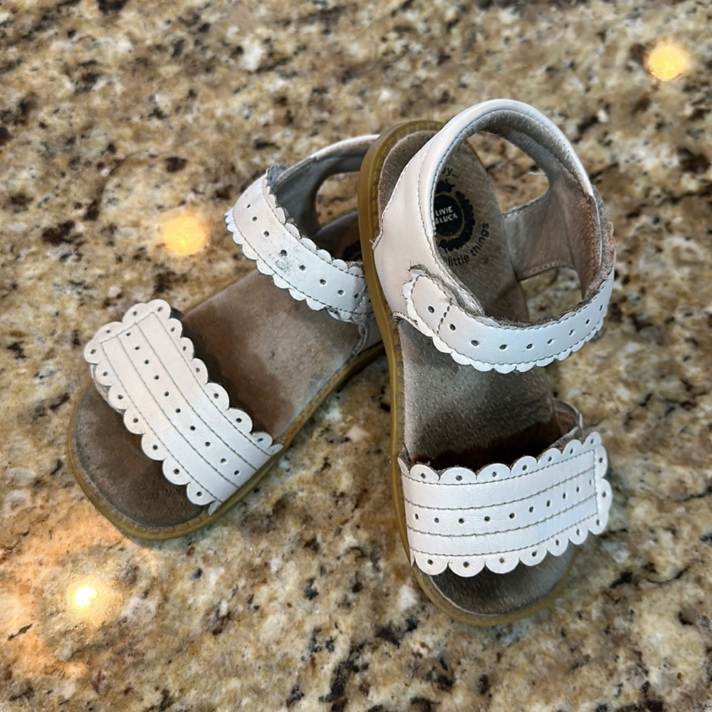 SZ 10 LIVIE & LUCA WHITE SANDALS IN PLAY CONDITION FOR WEAR.